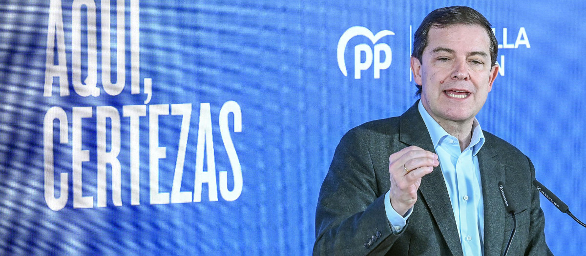 Alfonso Fernández Mañueco, participa en la “Pegada del primer cartel” en Burgos