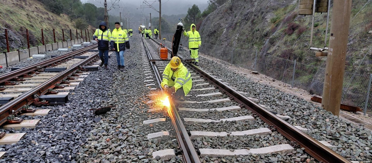 (Foto de ARCHIVO) Varios operarios durante las obras de reparación de las vías en Adamuz