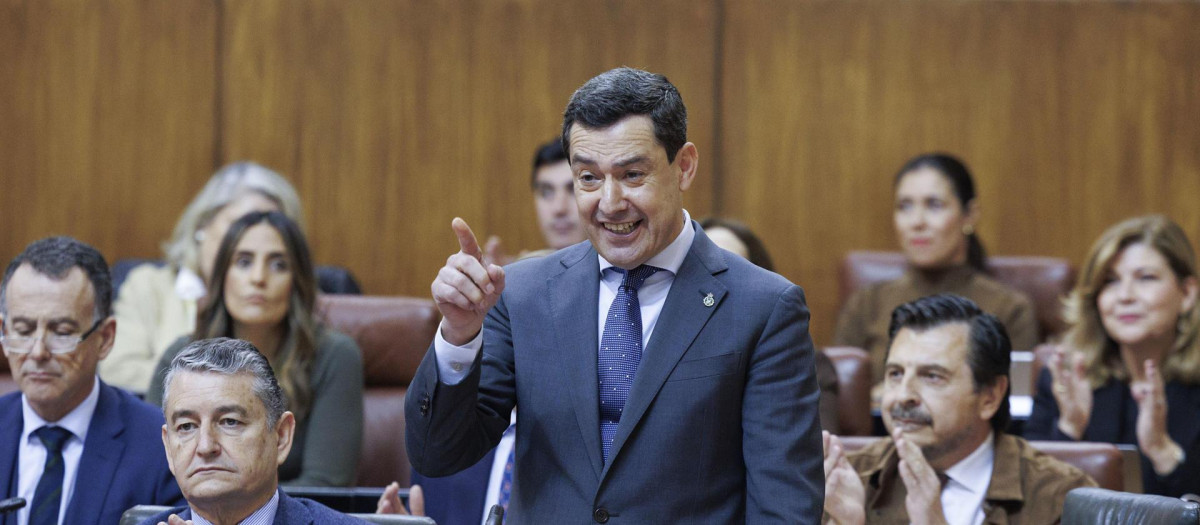 El presidente de la Junta, Juanma Moreno, este jueves en la sesión de control del Parlamento