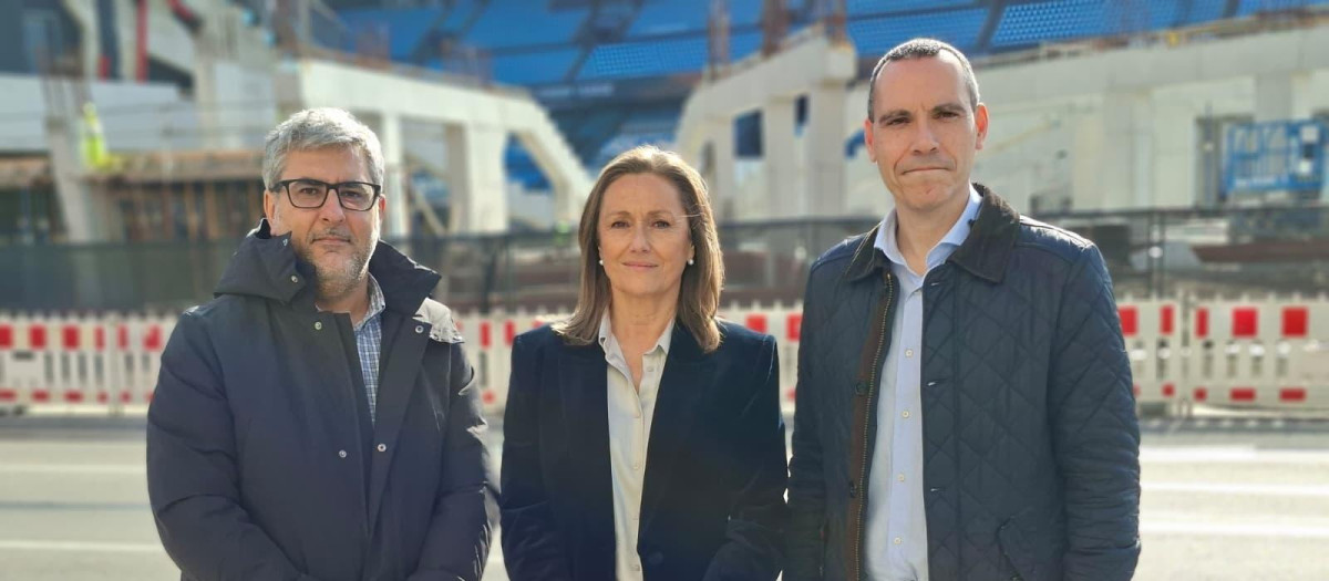 La portavoz municipal y presidenta del PP de Vigo, Luisa Sánchez, con los concejales Miguel Martín y Fernando G. Abeijón, ante las obras de reforma del estadio de Balaídos.

REMITIDA / HANDOUT por PP DE VIGO
Fotografía remitida a medios de comunicación exclusivamente para ilustrar la noticia a la que hace referencia la imagen, y citando la procedencia de la imagen en la firma
26/2/2026