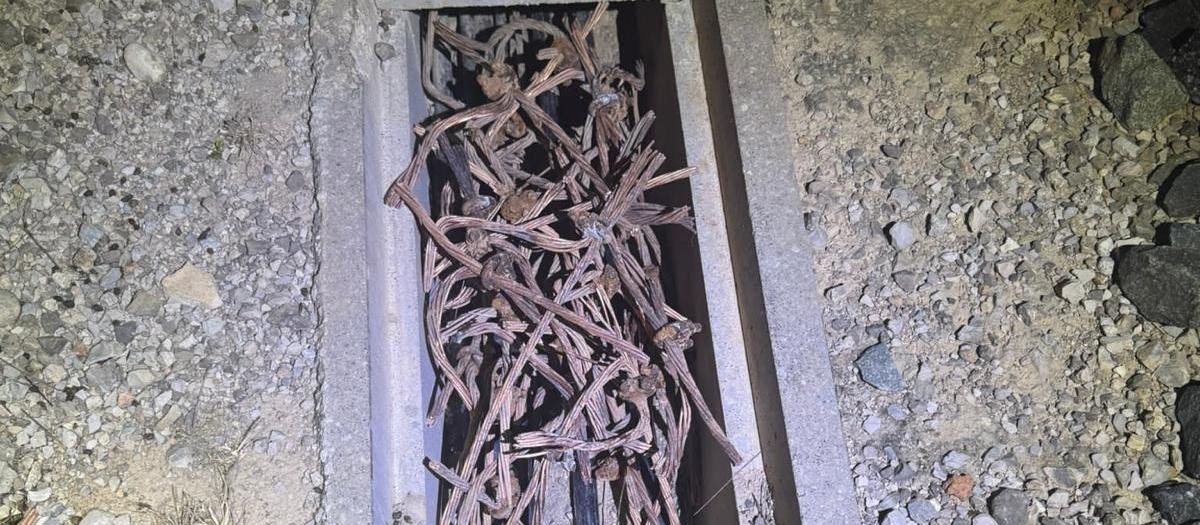 Imagen del cobre robado en las vías del AVE en Algemesí, Valencia

REMITIDA / HANDOUT por AYUNTAMIENTO DE ALGEMESÍ
Fotografía remitida a medios de comunicación exclusivamente para ilustrar la noticia a la que hace referencia la imagen, y citando la procedencia de la imagen en la firma
26/2/2026