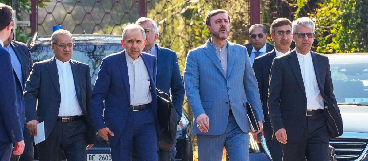 Diplomáticos y una delegación iraní durante las conversaciones entre Irán y Estados Unidos en Ginebra, Suiza.