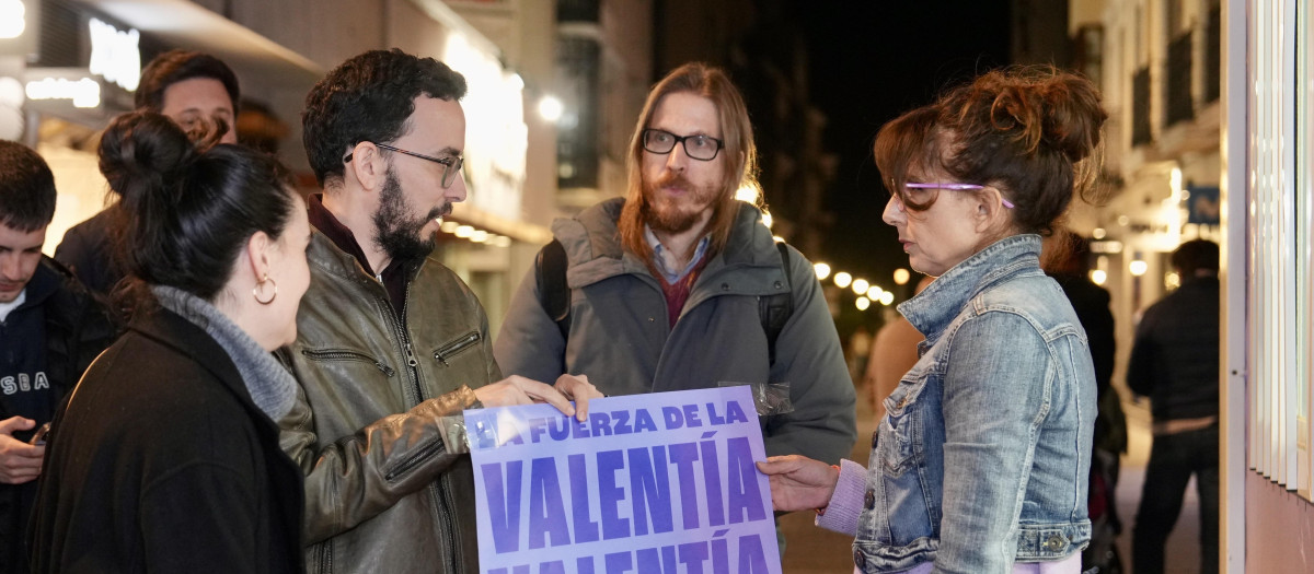 El candidato a la presidencia de la Junta de Podemos - Alianza Verde, Miguel Ángel Llamas junto a Pablo Fernández durante la pegada de carteles