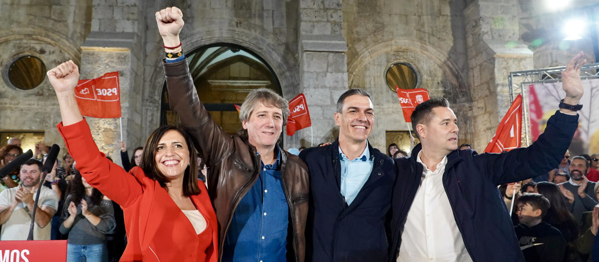 El secretario general del PSOE y presidente del Gobierno de España, Pedro Sánchez, y Carlos Martínez, participan en el acto de inicio de campaña en Burgos