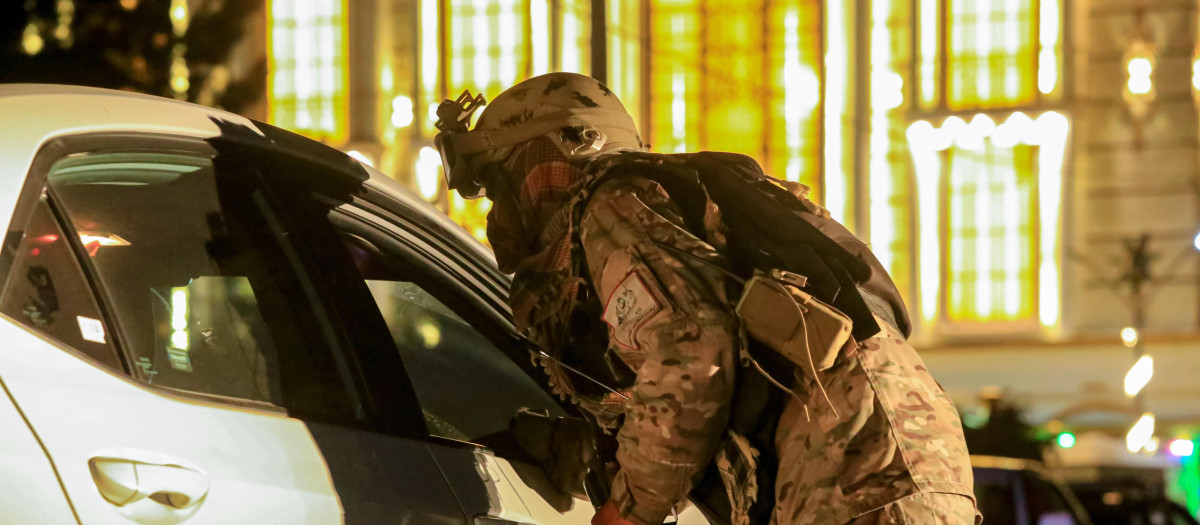KABUL (Afghanistan), 26/02/2026.- A Taliban security checks a vehicle at a checkpoint in Kabul, Afghanistan, 26 February 2026. Clashes erupted along the border as Taliban authorities said Afghan forces attacked Pakistani military posts following recent Pakistani air strikes in Nangarhar and Paktia. Both sides reported heavy fighting and casualties, escalating tensions between Afghanistan and Pakistan amid worsening diplomatic relations. (Afganistán) EFE/EPA/SAMIULLAH POPAL