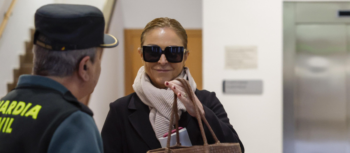 Imagen de Maite Gómez, la jefa de prensa de Carlos Mazón el 29 de octubre de 2024, accediendo a los Juzgados de Catarroja para declarar en la causa de la dana.