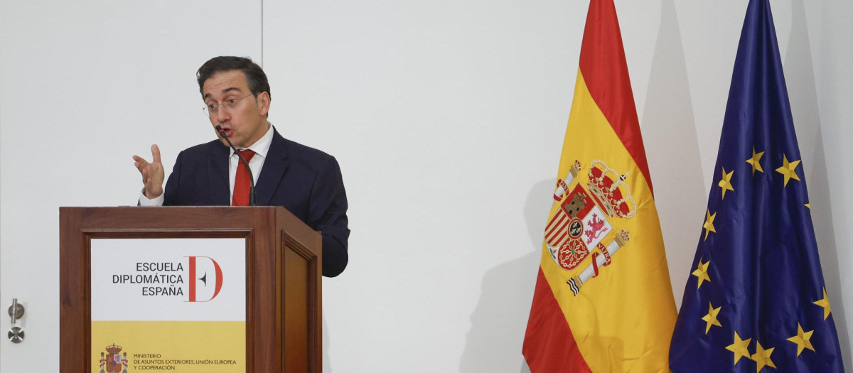 El ministro de Asuntos Exteriores, José Manuel Albares, durante la entrega los despachos de secretario de embajada a la LXXVII promoción de la carrera diplomática Escuela Diplomática