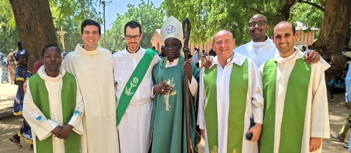Los seminaristas y sacerdotes de Barcelona con el clero de Camerún