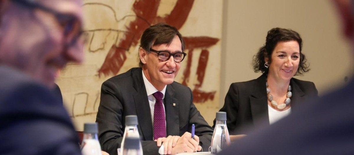 El presidente de la Generalitat, Salvador Illa, y la consejera de Economía, Alícia Romero, este viernes
