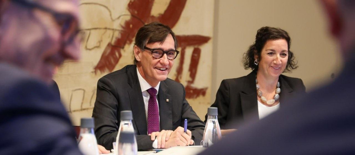 El presidente de la Generalitat, Salvador Illa, y la consejera de Economía, Alícia Romero, este viernes