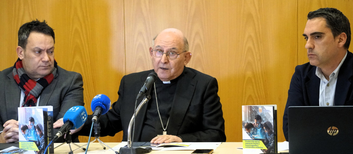 El obispo se ha dirigido a su grey «con preocupación pastoral, y al mismo tiempo con esperanza»