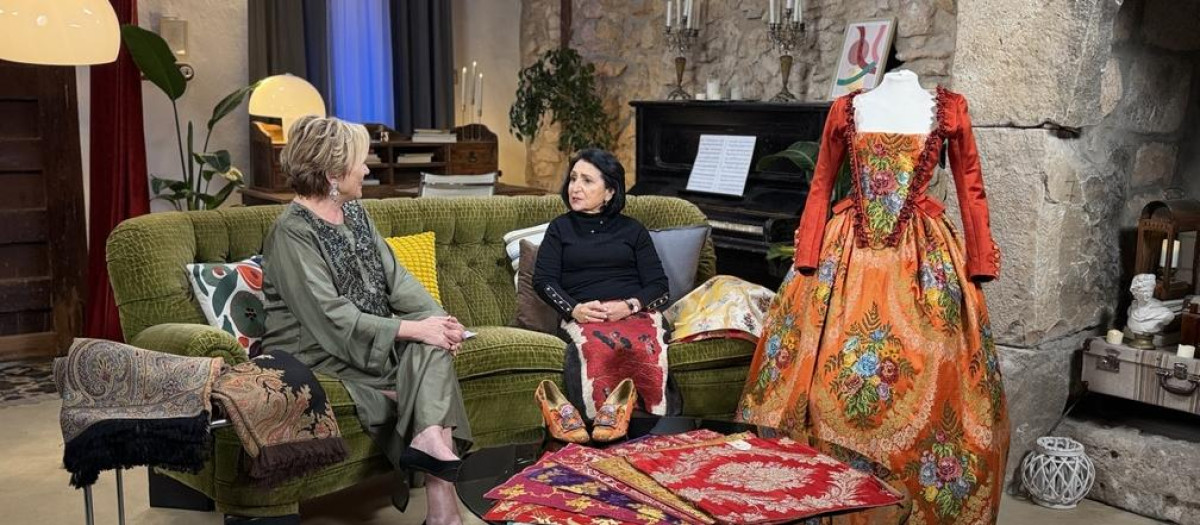 Imagen de Maria Luisa Llorens experta en sedas junto a Inés Ballester