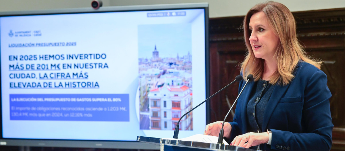 Imagen tomada este viernes de María José Catalá explicando la ejecución presupuestaria del Ayuntamiento en 2025