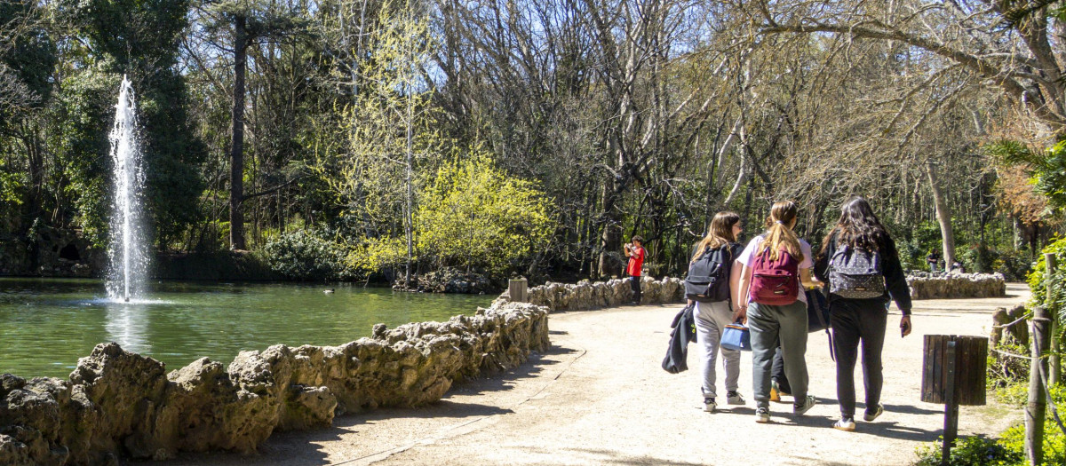 Gente joven paseando por el Campo Grande de Valladolid