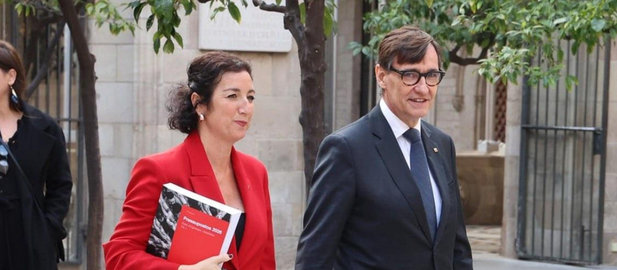 El presidente de la Generalitat, Salvador Illa, y la consejera de Economía, Alícia Romero, este viernes