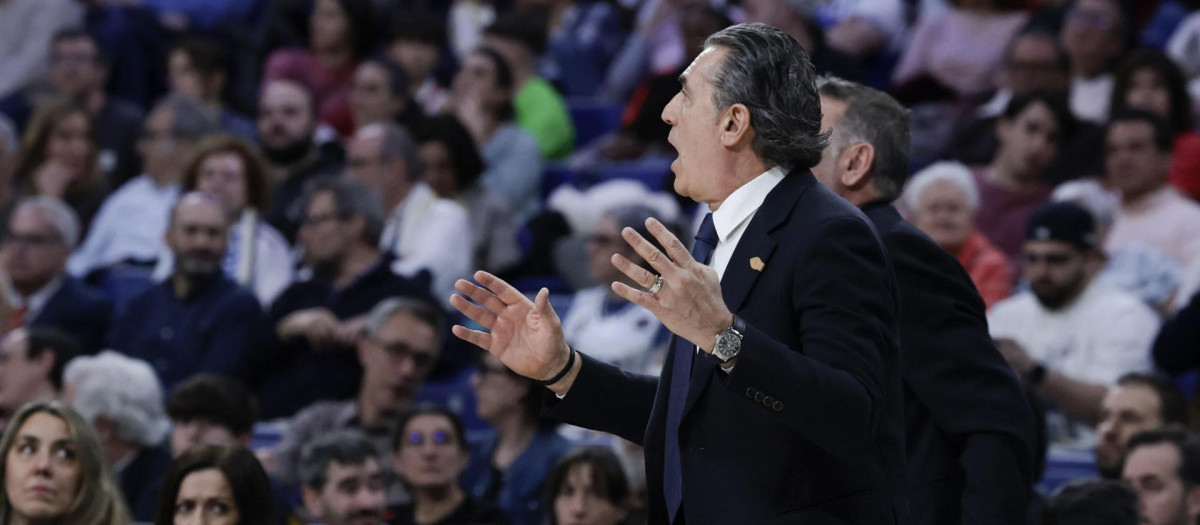 El entrenador del Real Madrid, Sergio Scariolo, gesticula durante el partido de la Euroliga disputado ante el Bayern Múnich