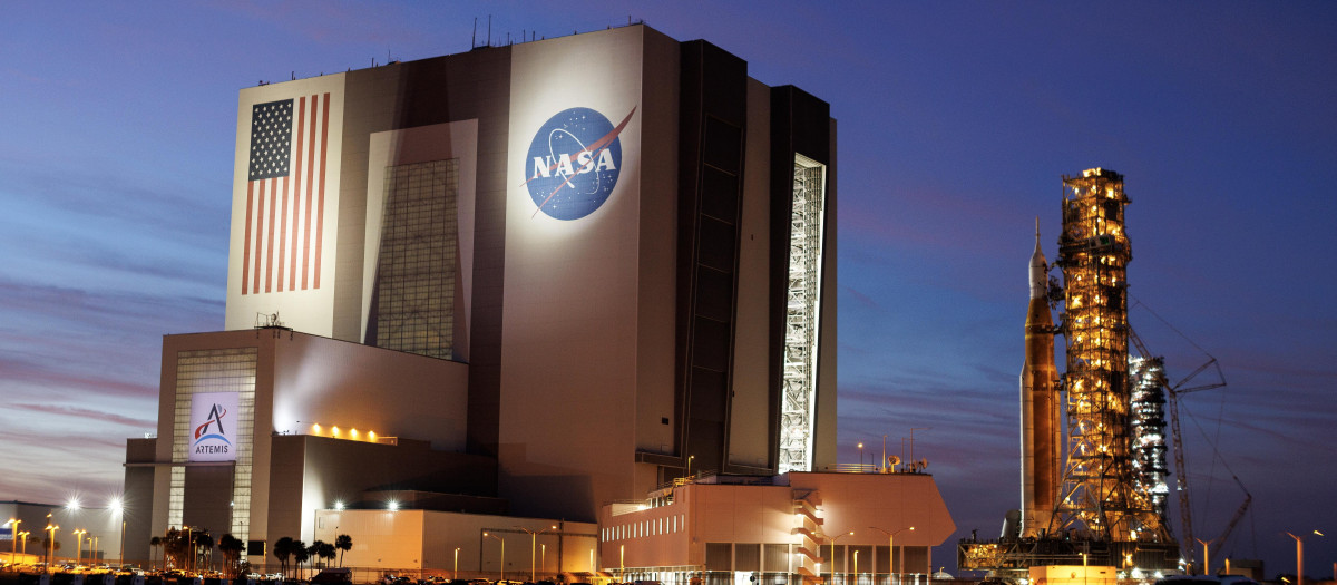 Vista nocturna del cohete SLS (Sistema de Lanzamiento Espacial) con una cápsula Orión, parte de la misión Artemis II