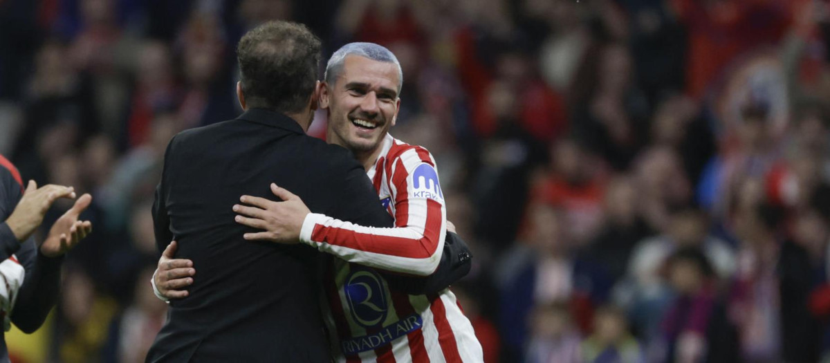 El entrenador del Atlético, Diego Pablo Simeone, y Antoine Griezmann, tras el partido ante el Brujas en el Metropolitano