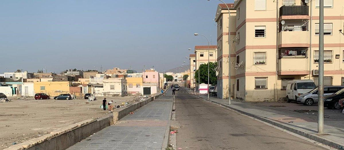 Una calle del barrio almeriense de El Puche, en una imagen de archivo

El Ayuntamiento de Almería, a través de un dispositivo desplegado por el área de Seguridad y Movilidad y Policía Local, en coordinación con Policía Nacional, ha impedido el ejercicio de venta ilegal en el barrio de El Puche, actividad que ha suscitado múltiples quejas por parte de los ciudadanos y que se viene concentrando, generalmente los domingos, en los entornos de la Avenida Antonio Mairena y Pasaje Soñada.

POLITICA ANDALUCÍA ESPAÑA EUROPA ALMERÍA SOCIEDAD
AYUNTAMIENTO DE ALMERÍA