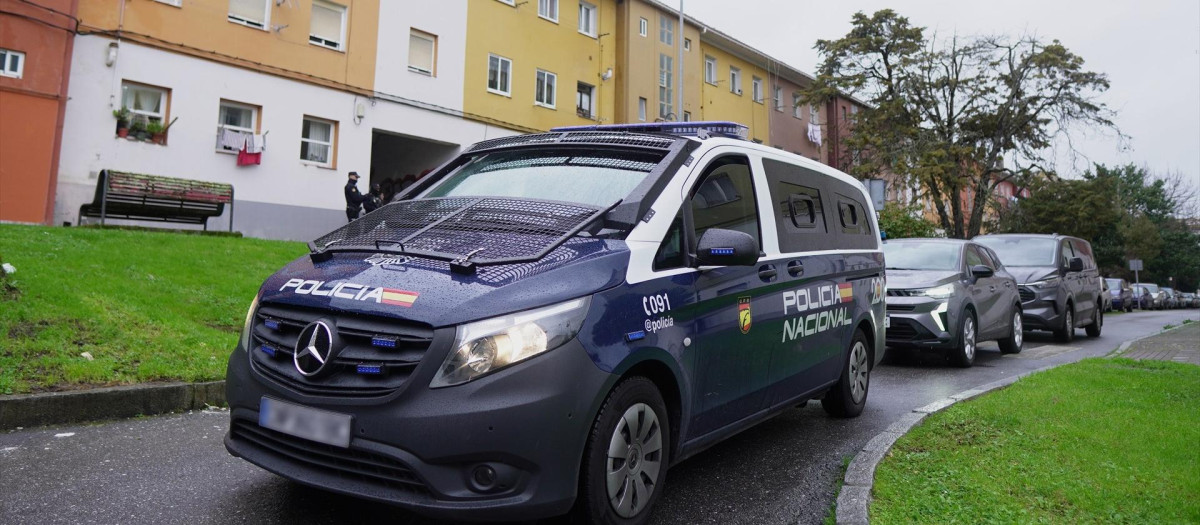 (Foto de ARCHIVO)
Un furgón de la Policía Nacional se lleva a un detenido, a 20 de enero de 2026, en Ferrol, A Coruña, Galicia (España). Un importante despliegue de la Policía Nacional se ha saldado este martes con la detención de una mujer en Ferrol por su supuesta vinculación con el yihadismo. La operación se ha desarrollado durante varias horas en un inmueble del barrio de Recimil.

Gustavo de la Paz / Europa Press
20 ENERO 2026;PIXELADA
20/1/2026