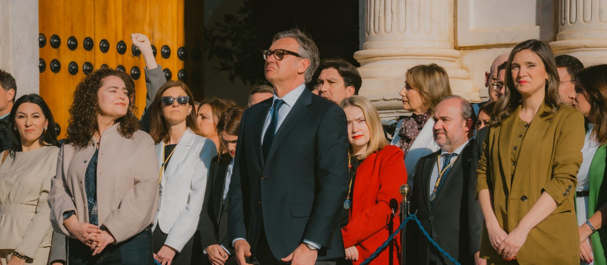 El portavoz de Vox en Andalucía, Manuel Gavira, flanqueado por las portavoces de Por Andalucía y el PSOE, durante el izado de la bandera
