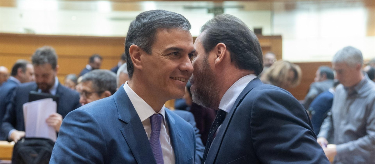 El presidente del Gobierno, Pedro Sánchez (i), y el ministro de Transportes y Movilidad Sostenible, Óscar Puente