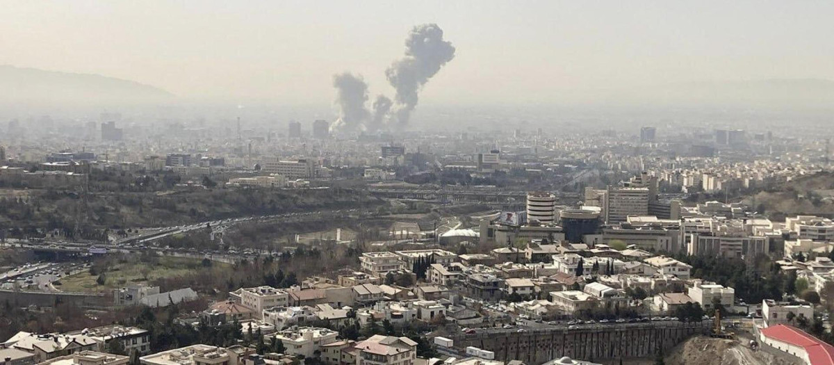 Una columna de humo emerge del centro de Teherán.