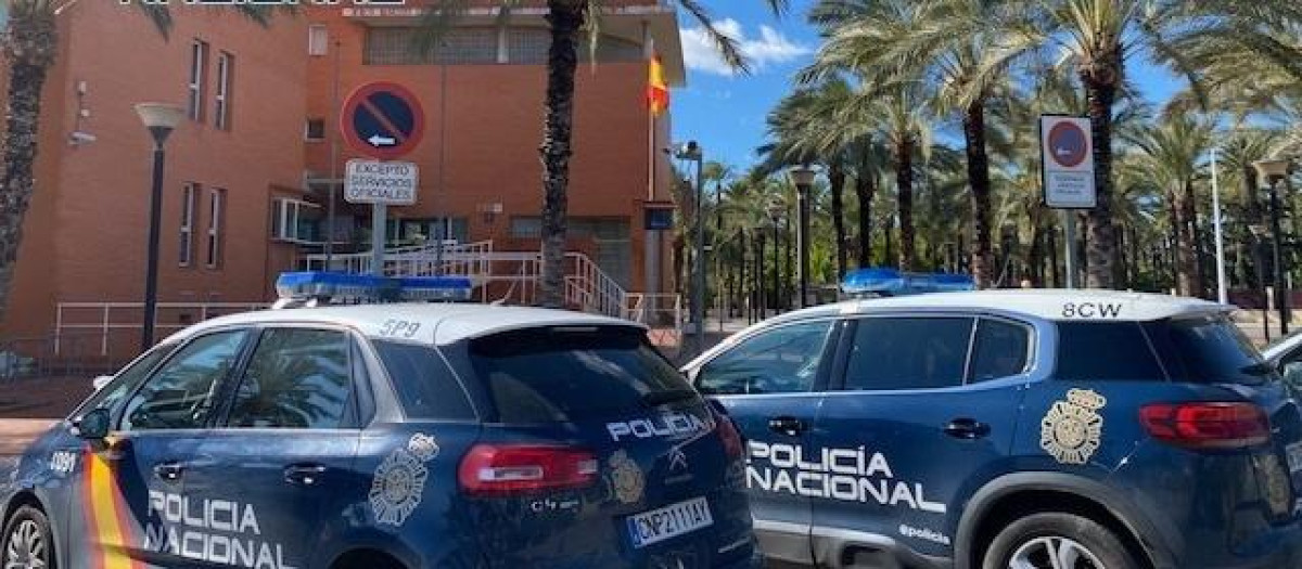 Imagen de unas patrullas de la Policía Nacional en Elche