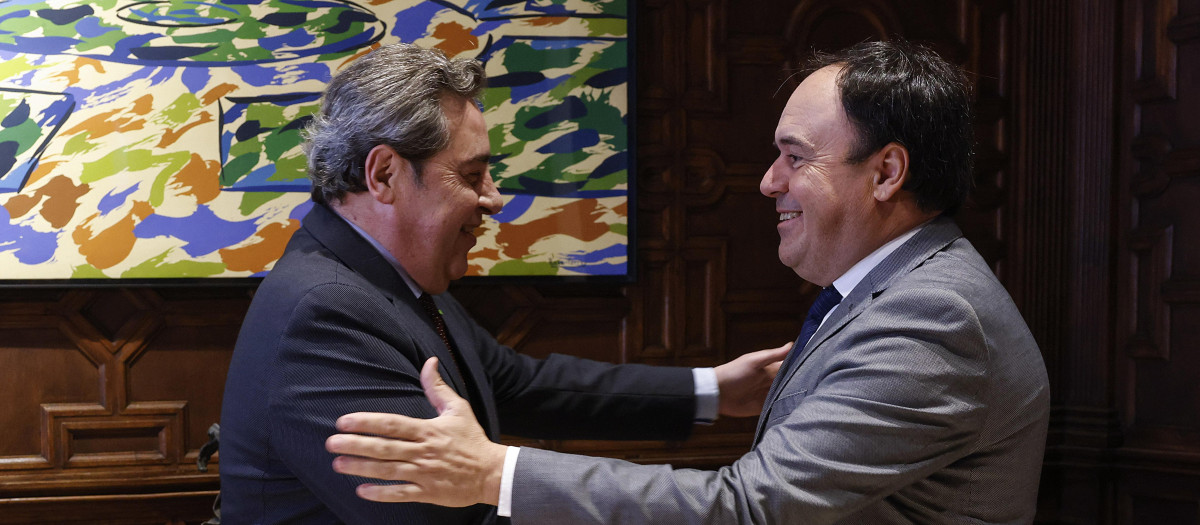 Imagen del portavoz de Vox en las Cortes Valencianas, José María Llanos, y el presidente de la Generalitat, Juanfran Pérez Llorca