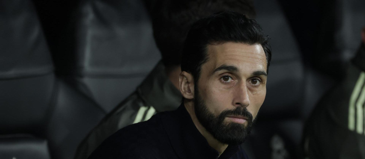 Álvaro Arbeloa se sienta en el banquillo antes de comenzar el partido ante el Benfica