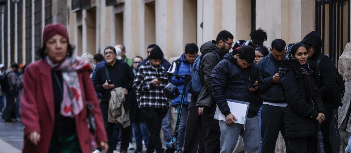 Decenas de inmigrantes hacen cola en el Ayuntamiento de Valencia por la regularización masiva del Gobierno