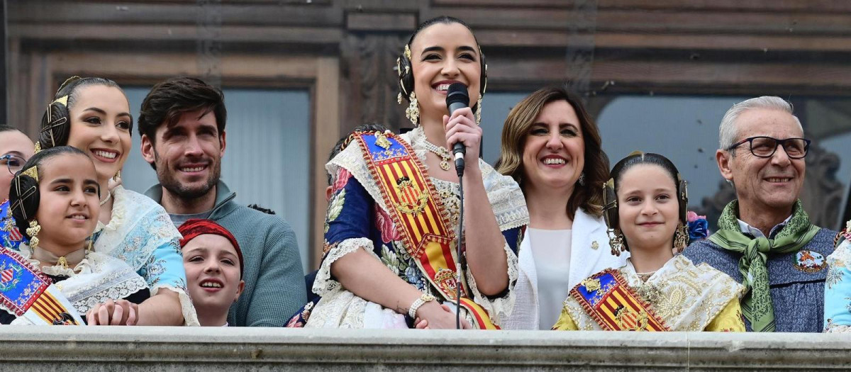 Imagen de las falleras mayores de Valencia 2026 y María José Catalá en la primera mascletà.