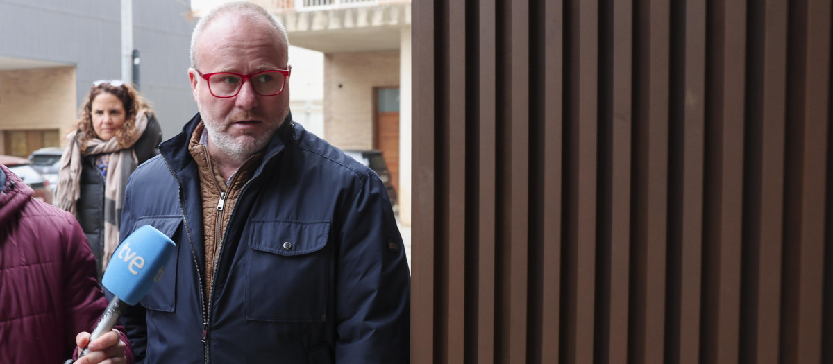 Imagen de Avelino Mascarell, responsable del Consorcio Provincial de Bomberos, accediendo al Juzgado de Catarroja.