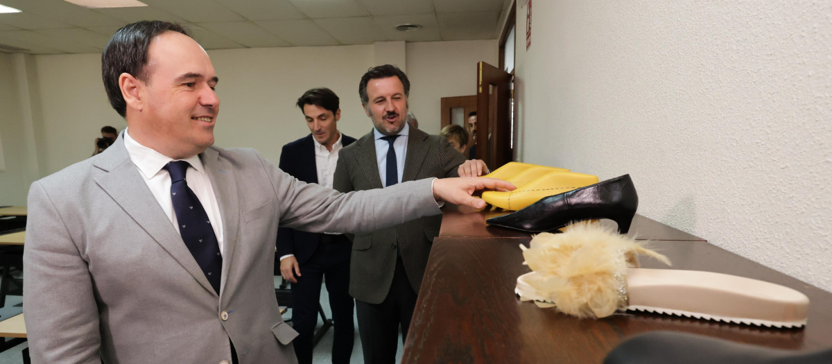 Pérez Llorca garantiza el apoyo del Consell a la industria del calzado para reforzar su liderazgo ante los nuevos retos del mercado