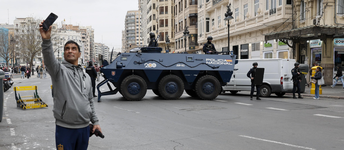 Imagen del Vehículo de Interposición, Protección y Aproximación (VIPA) desplegado en las Fallas de Valencia.