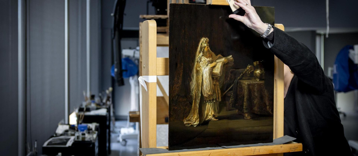 Amsterdam (Netherlands), 02/03/2026.- A researcher explains the newly discovered 1633 work 'The Vision of Zechariah in the Temple' by painter Rembrandt van Rijn in the studio building of the Rijksmuseum in Amsterdam, Netherlands, 02 March 2026. (Países Bajos; Holanda) EFE/EPA/KOEN VAN WEEL