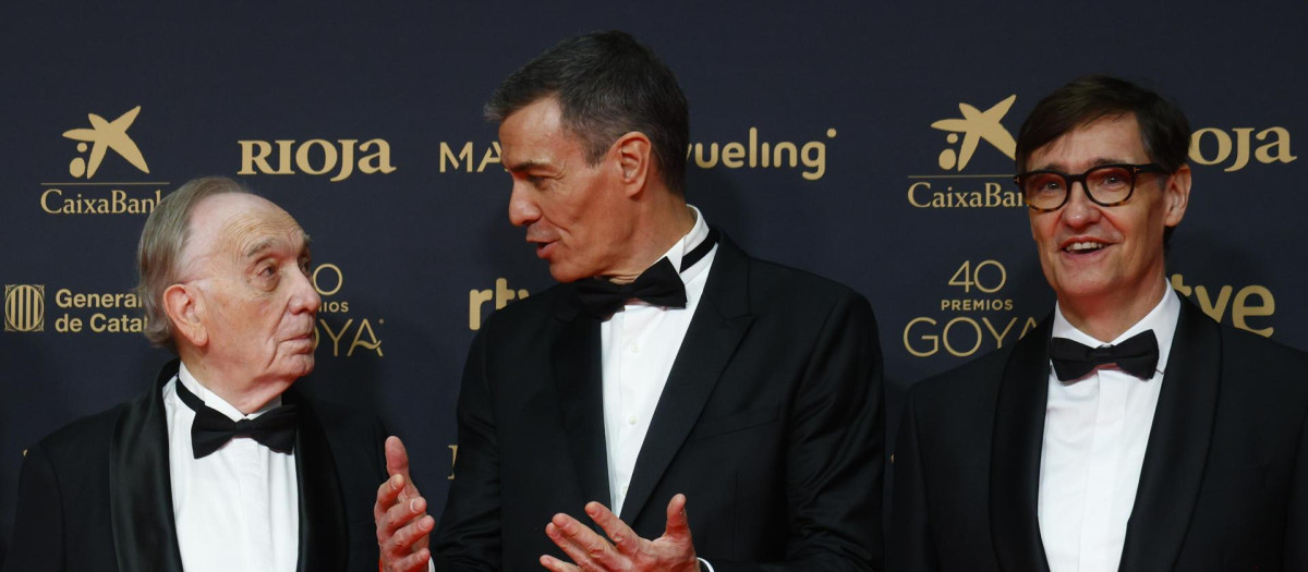 Pedro Sánchez conversa con el presidente de la Academia de Cine Fernando Méndez-Leite. A su izquierda, Salvador Illa