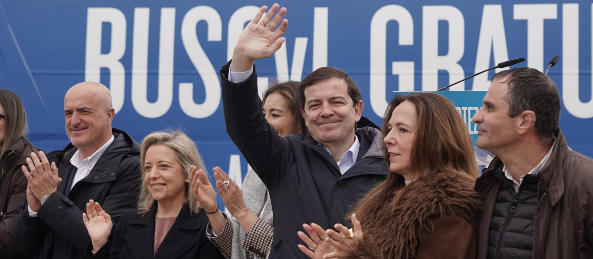 El candidato del Partido Popular de Castilla y León a la reelección como presidente de la Junta, Alfonso Fernández Mañueco, ofrece un mitin en Ponferrada (León)