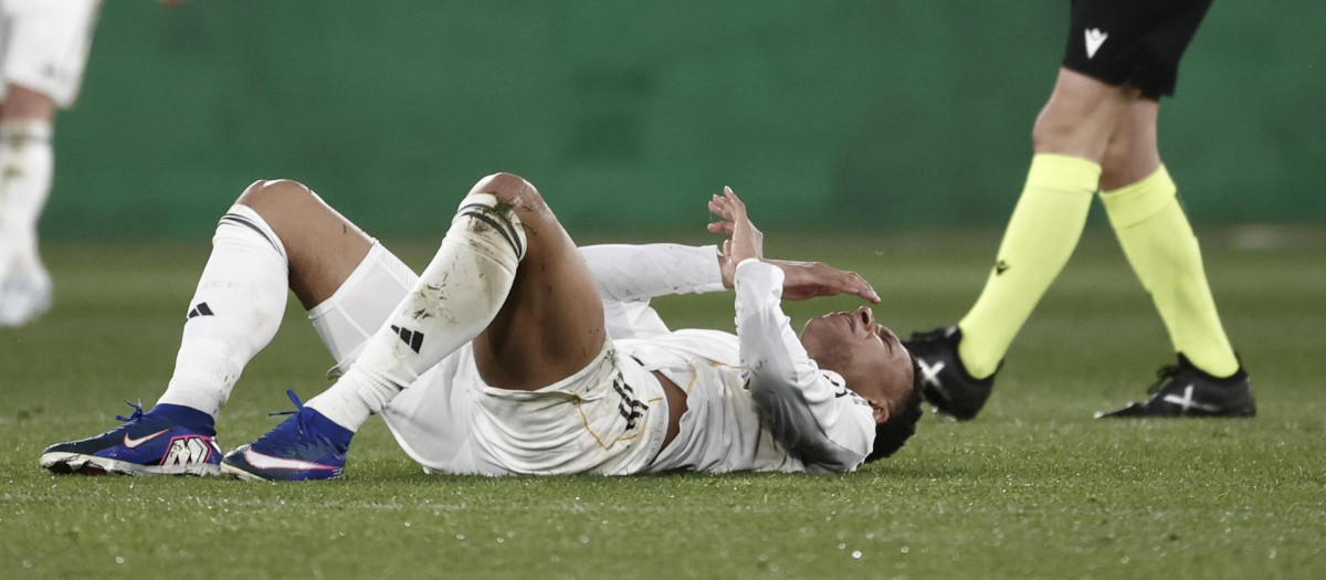 Kylian Mbappé se duele en el suelo durante el partido ante Osasuna