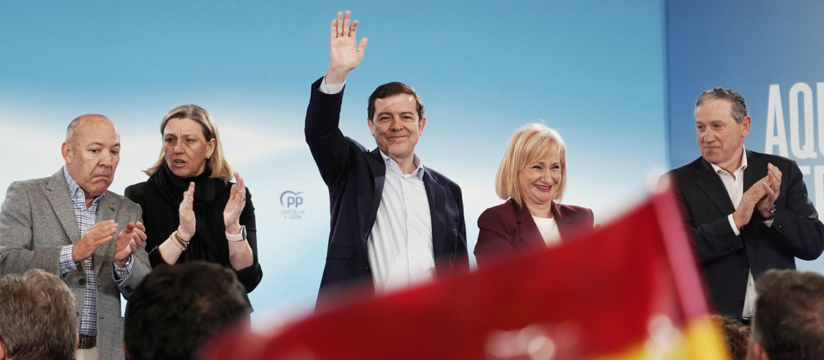 El candidato del Partido Popular de Castilla y León a la reelección como presidente de la Junta, Alfonso Fernández Mañueco, participa en un mitin en Zamora