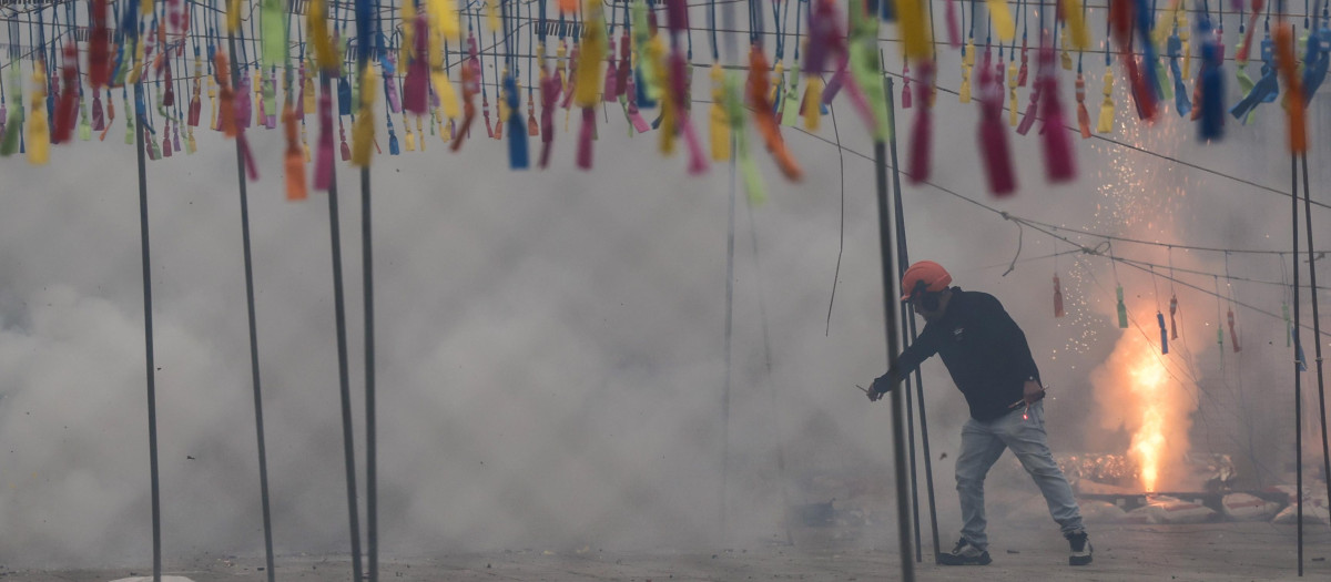 Imagen de un disparo de una mascletà en las Fallas de Valencia.