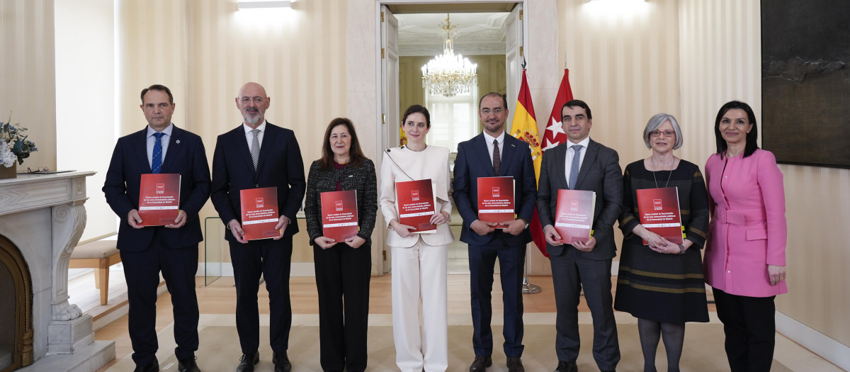 Isabel Díaz Ayuso con los rectores de las seis universidades públicas de Madrid
