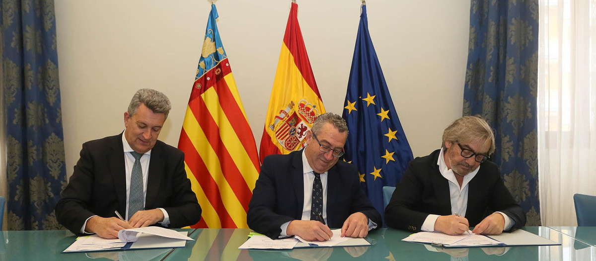 El presidente de la institución, Toni Pérez, y el conseller de Medio Ambiente, Vicente Martínez Mus, firman el acuerdo, que tendrá una validez de 5 años