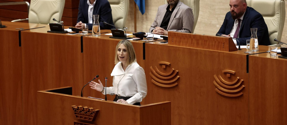 La candidata a la Presidencia de la Junta de Extremadura, María Guardiola, pronuncia su discurso de investidura