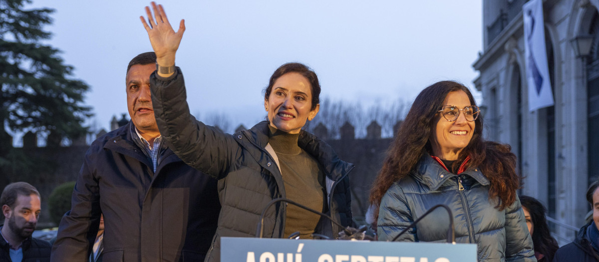 La presidenta de la Comunidad de Madrid, Isabel Díaz Ayuso, visita la ciudad de Ávila y acompaña a los candidatos del PP a las elecciones autonómicas en un acto electoral