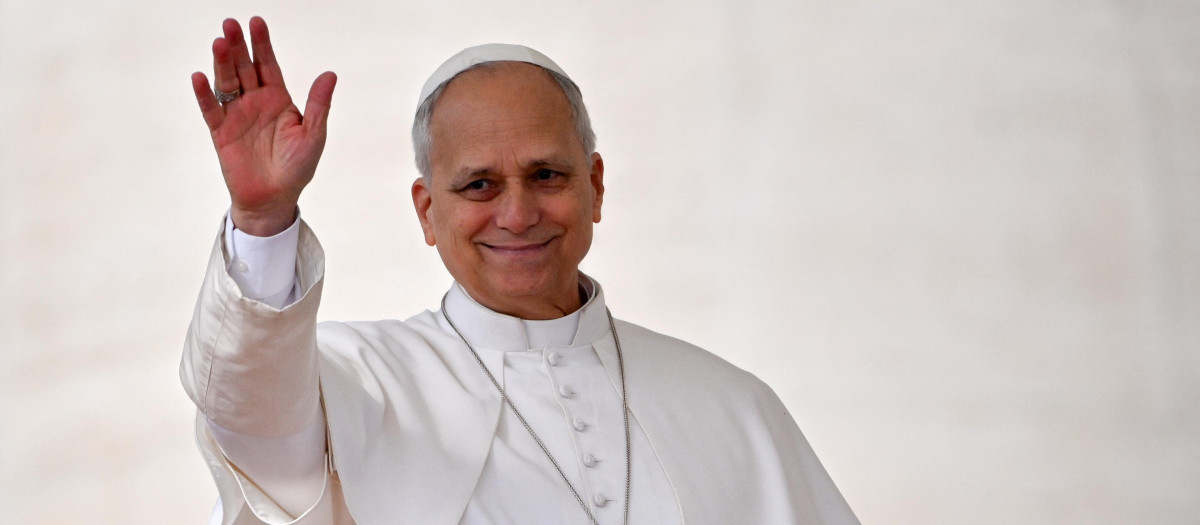 León XIV saluda a los fieles presentes en la Plaza de San Pedro
