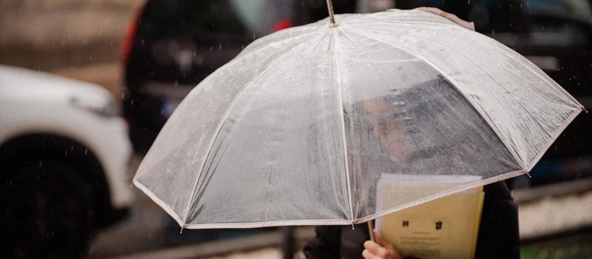 (Foto de ARCHIVO)
Una persona se protege de la lluvia con paraguas, a 19 de enero de 2024, en Madrid (España). La Agencia Estatal de Meteorología (Aemet) ha emitido un aviso amarillo por lluvias en toda la región de Madrid y nieve en la Sierra. Se prevé una precipitación acumulada de hasta 40 litros por metro cuadrado, y además podría haber una acumulación de nieve de hasta diez centímetros en altitudes superiores a los 1.500 metros.

Mateo Lanzuela / Europa Press
19 ENERO 2024;NIEVE;AVISO;ALERTA;NEVADAS;TEMPORAL;BORRASCA;TORMENTA;METEOROLOGÍA;AEMET;
19/1/2024