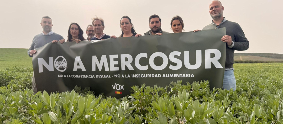 Cargos públicos de Vox Córdoba junto a agricultores de la Vega del Guadalquivir