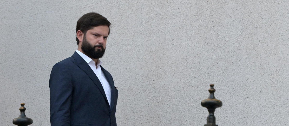 El presidente de Chile, Gabriel Boric, en el palacio de Gobierno en Santiago