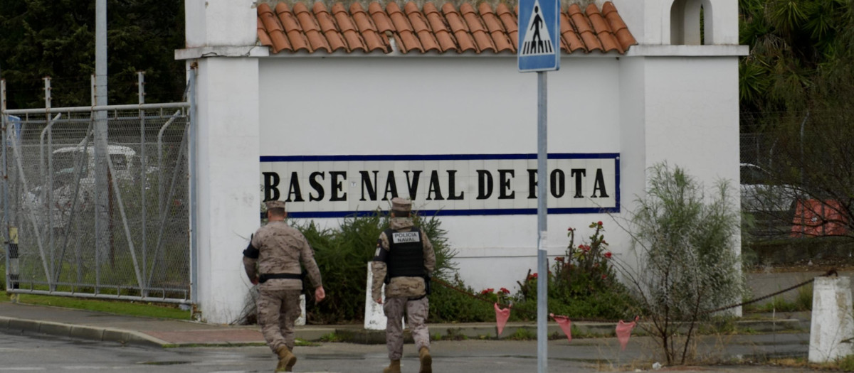 Imagen de la entrada de la base militar de Rota tras la negativa de Sánchez a ceder su uso para ataques a Irán

las para apoyo a las operaciones contra Irán. A 4 de marzo de 2026 en Rota, Cádiz (Andalucía, España). El presidente del Gobierno, Pedro Sánchez, mantiene la posición de España del ‘No a la guerra’ en relación al conflicto armado de Estados Unidos e Israel contra Irán, por lo que sostiene la negativa de ceder las bases militares de Morón y Rota, para el apoyo estratégico en las operaciones militares. Cabe recordar que el presidente estadounidense Donald Trump, ha amenazado a España con un embargo comercial en represalia al posicionamiento del Gobierno.

Eduardo Briones / Europa Press
04/3/2026